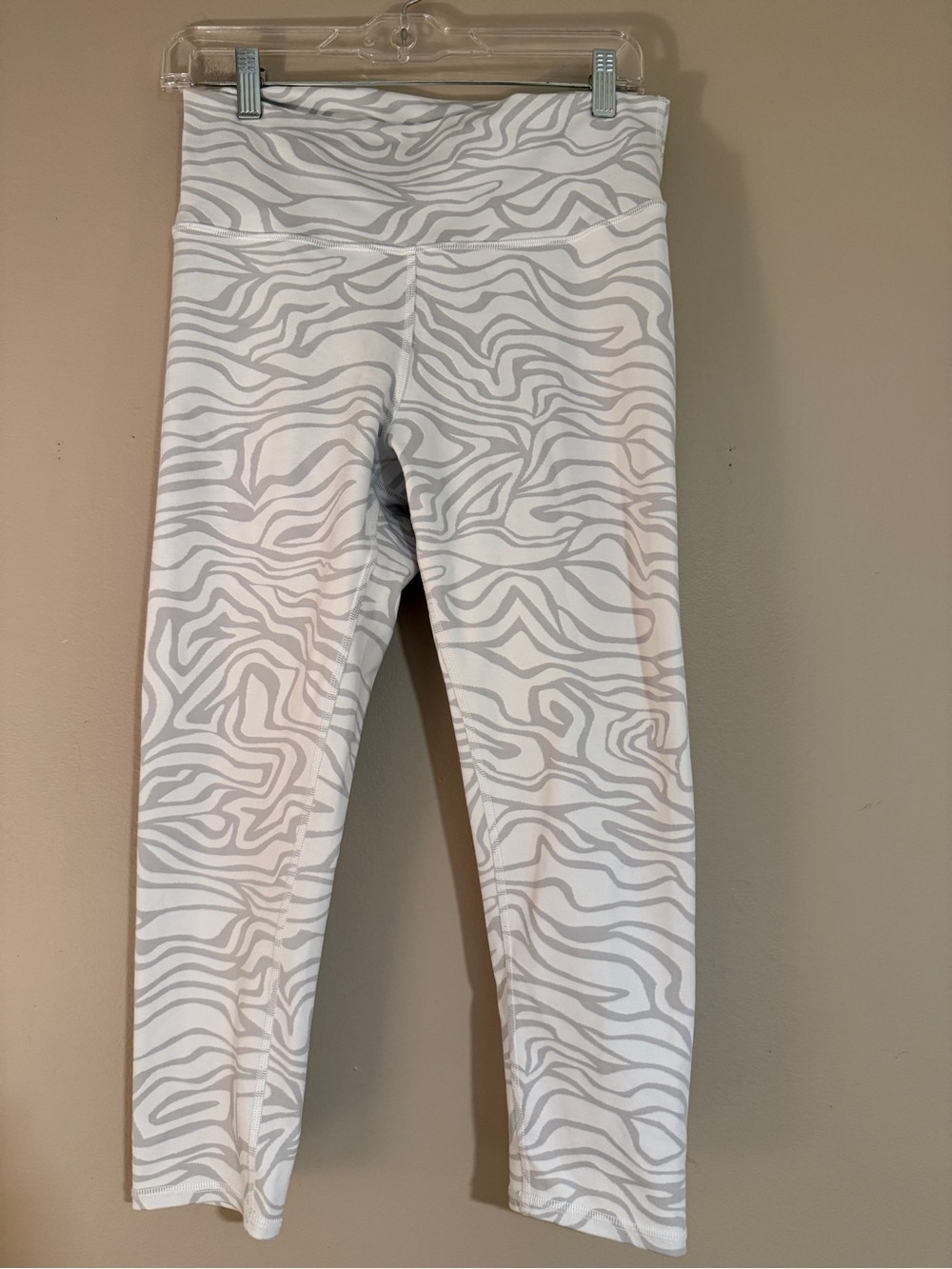 Alo Yoga Printed High-Waisted Airbrush Yoga Capris large gray white